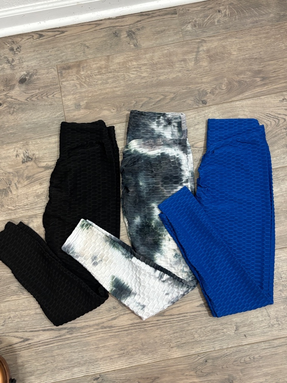Bundle 3Pc Woman’s Scrunch Booty Textured Leggings - Black, Blue, Tie-Dye. Sz M